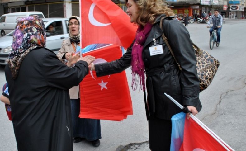 AK Parti bayrak dağıttı