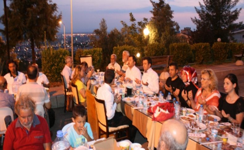 AK Parti Çiğli, iftarda buluştu