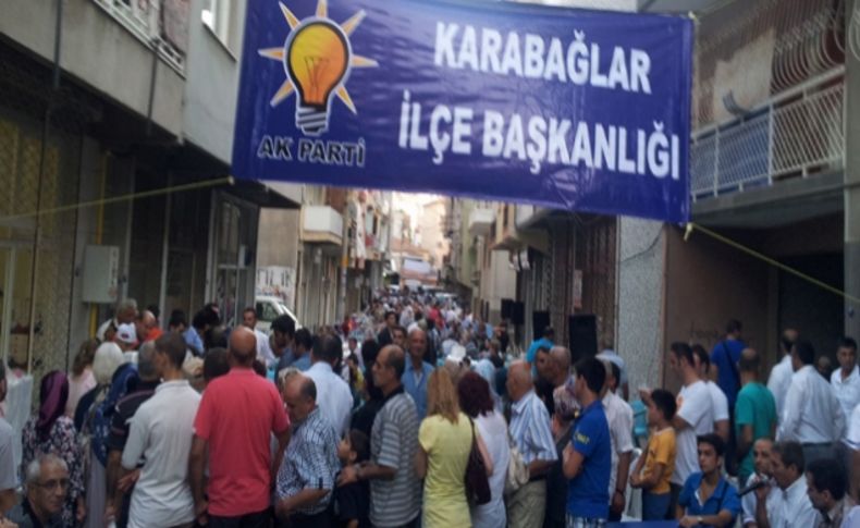 AK Parti Karabağlar İlçe Teşkilat sokak iftarı düzenledi.