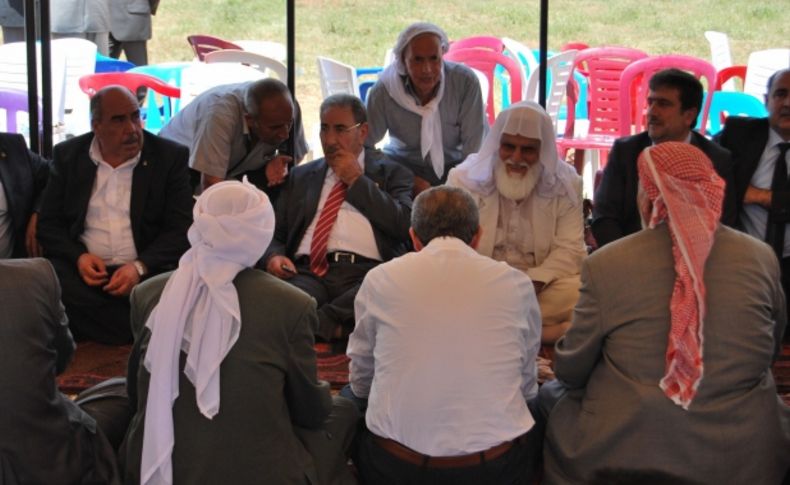 AK Partili vekiller Suruç'ta kan davalı aileleri barıştırdı