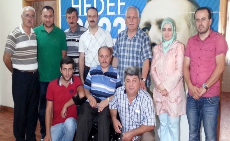 AK Partililerden 48 yaşındaki Yıldız’a tekerlekli sandalye hediyesi