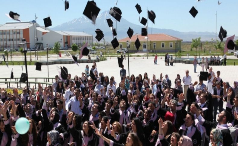 Aksaray Üniversitesi'nde 5 bin 634 kız, 7 bin 177 erkek öğrenci var