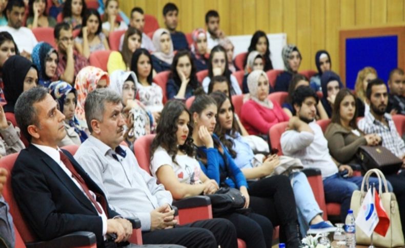 Aksaray Üniversitesi'nde öğrencilere kariyer meslekler anlatıldı