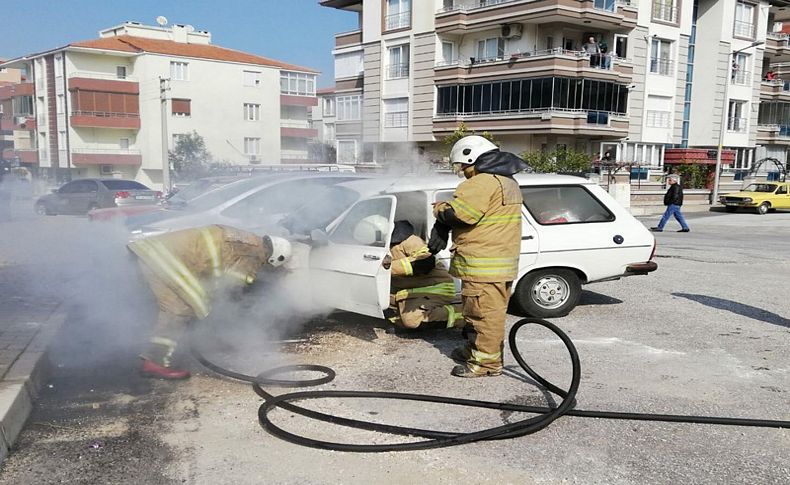 Akü takviyesi yaparken otomobilini yaktı