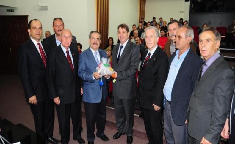 Akyol, Yeni Kitabini Izmir'de Tanitti