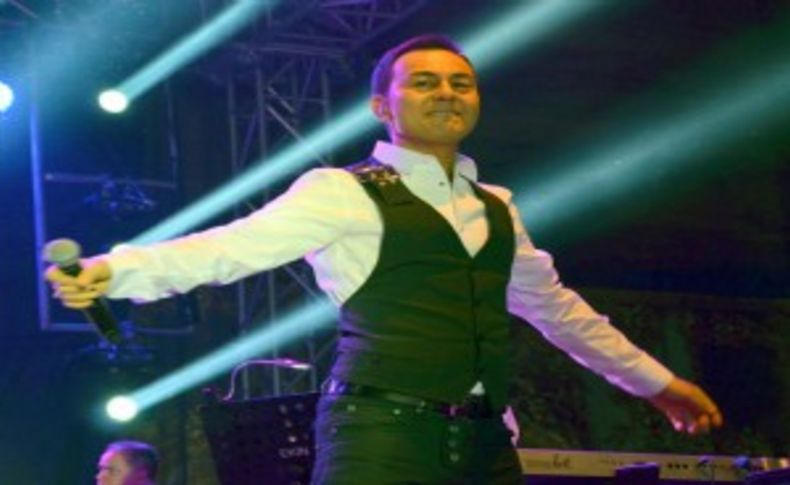 Alaçatı'da Serdar Ortaç'la 'yaza merhaba' partisi