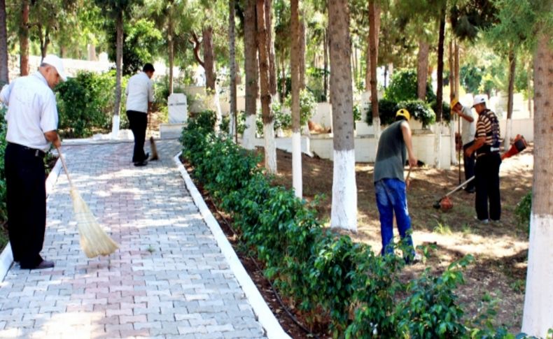 Alanya'da mezarlıklarda bayram bayram hazırlıkları sürüyor