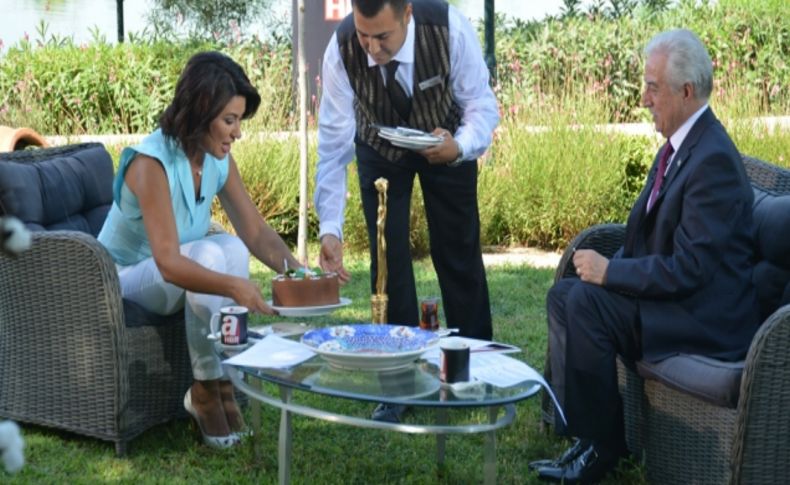 Aldırmaz'dan canlı yayında doğum günü sürprizi