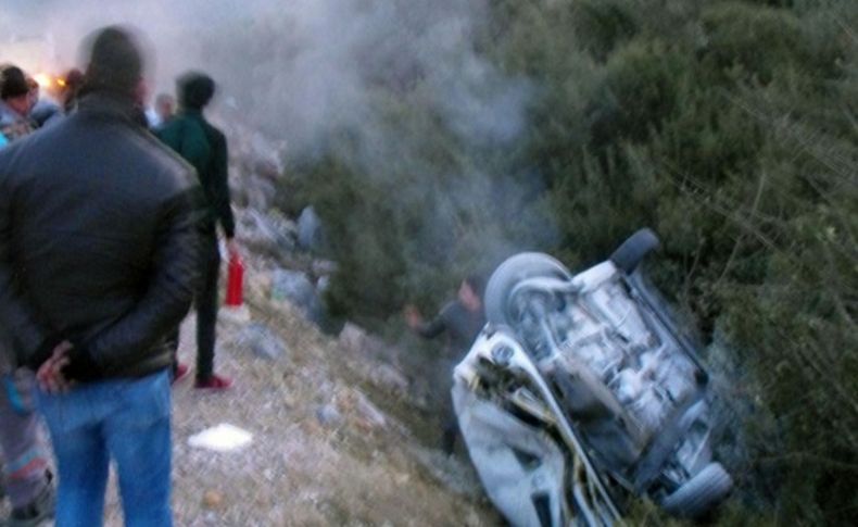 Alev alan otomobilden son anda kurtarıldı