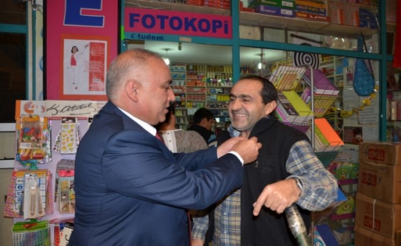 Ali Talak'tan Çiğli halkına Atatürk rozeti taktı