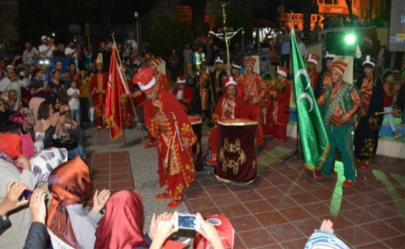Aliağa'da darbe girişimine mehterli tepki
