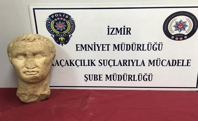 Alışveriş merkezinde tarihi eser satmaya çalışırken yakalandılar