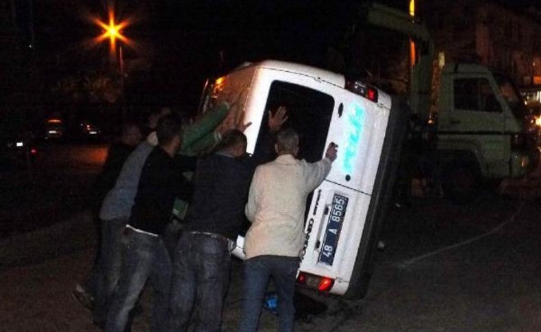 Alkollü Kadin Sürücü Polis Otosuna Çarpti