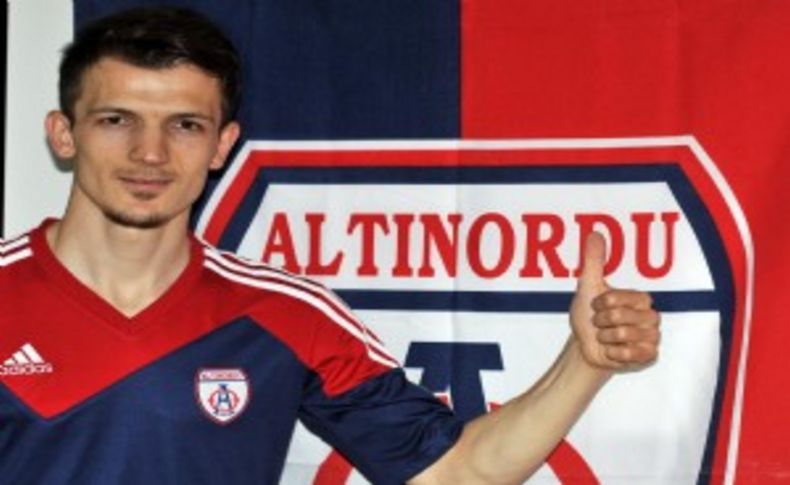 Altınordu'da Emre imzaladı