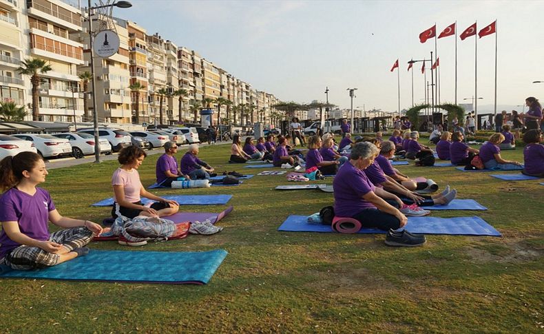 Alzheimer  farkındalığı için Kordon'da yoga yaptılar