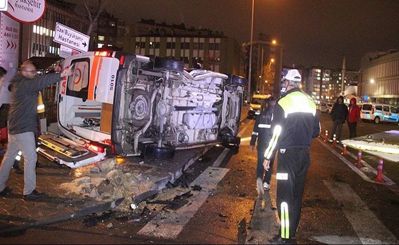 Ambulans ile polis aracı çarpıştı: Çok sayıda yaralı var