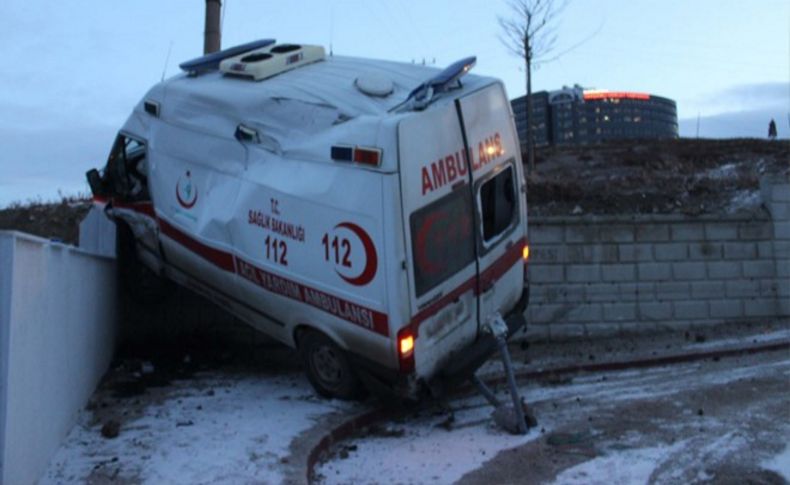 Ambulans kaza yaptı: 5 yaralı