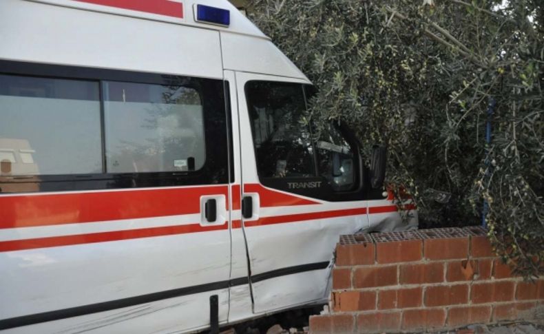 Ambulans evin bahçesine girdi
