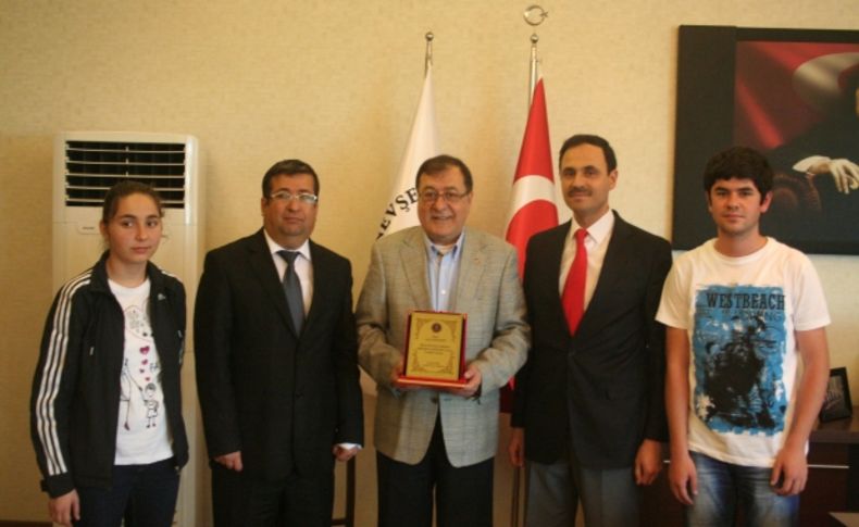 Anadolu Lisesi'nden Parmaksız'a teşekkür plaketi