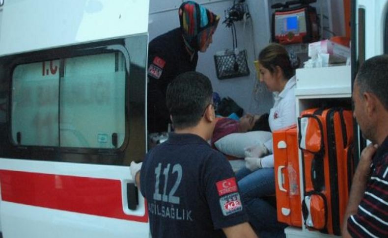 Andirin’Da Traktör Devrildi: 2 Yarali