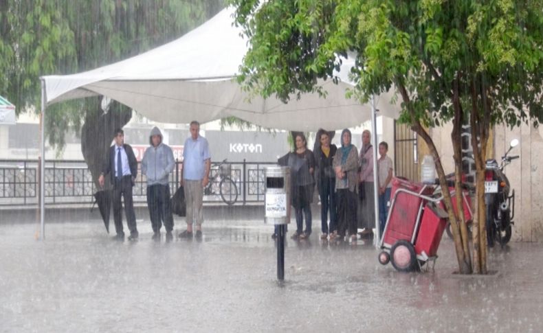 Aniden bastıran yağmur vatandaşlara zor anlar yaşattı
