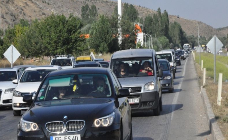 Ankara Elmadağ'da bayram dönüşü nedeniyle trafik yoğunlaştı