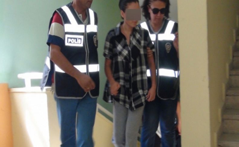 Annelerini öldürdükleri iddiasıyla iki kız kardeş adliyeye sevk edildi