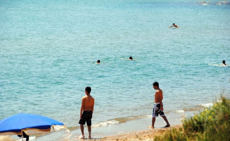 Antalya'da turistler denize girerek serinledi
