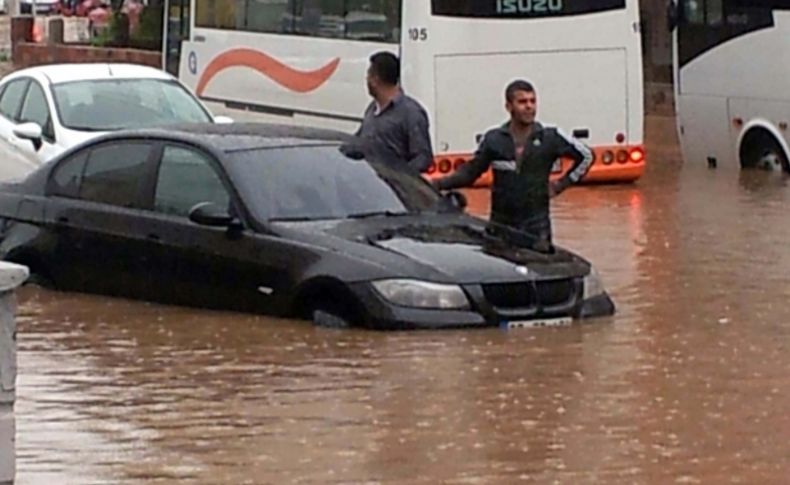 Antalya'da yağış hayatı olumsuz etkiledi