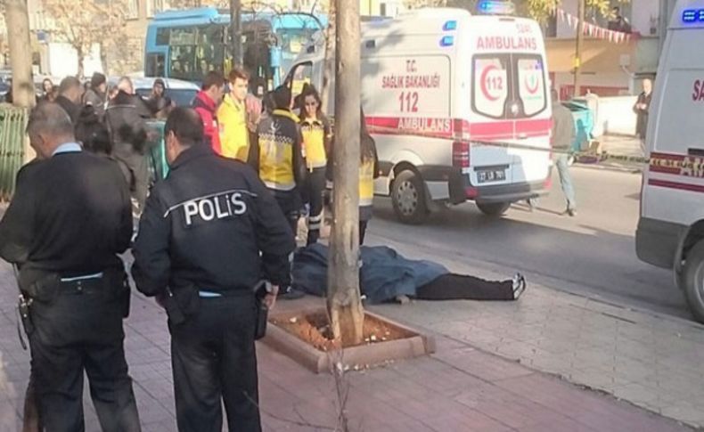 İki kız kardeşini sokakta öldürdü