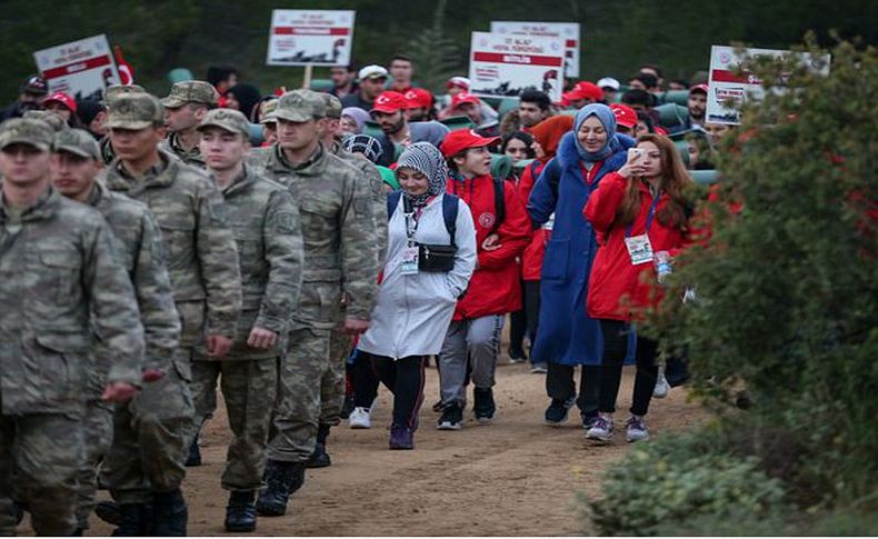 Anzak Koyu'nda geleneksel 'Şafak Ayini' yapıldı