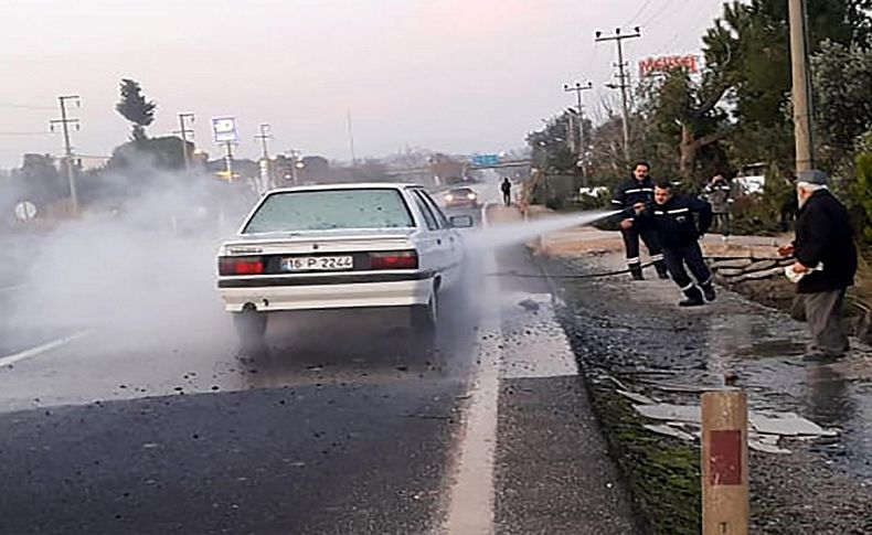 Araç yangınını belediye işçileri söndürdü