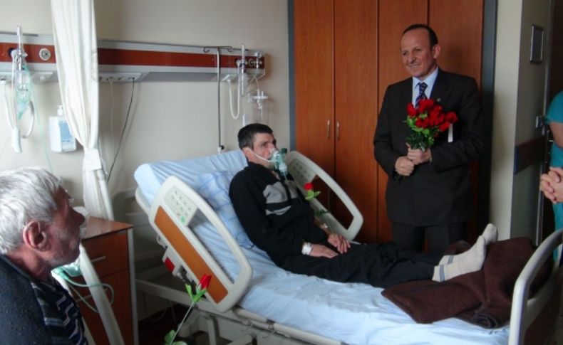 Ardahan'da hastalara gül takdim edildi