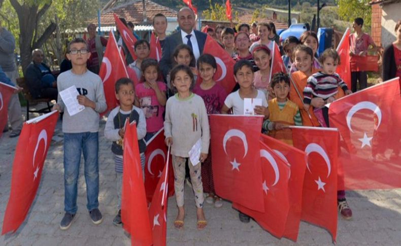 Arslan Kınık'ta 'hayır'ı anlattı, bayrak dağıttı