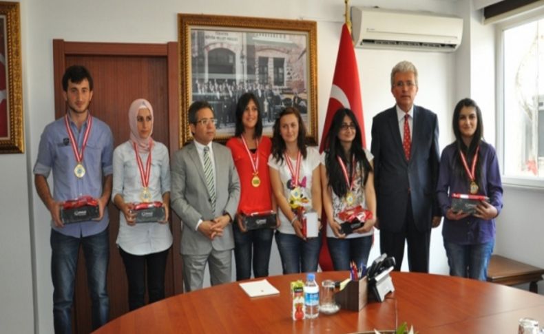 Artvin Valiliği, başarılı öğrencileri ödüllendirdi