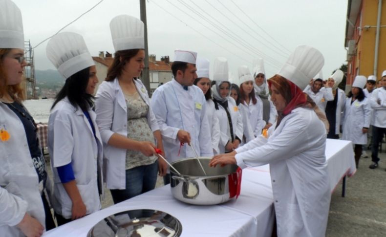 Aşçı yardımcıları hünerlerini sergiledi