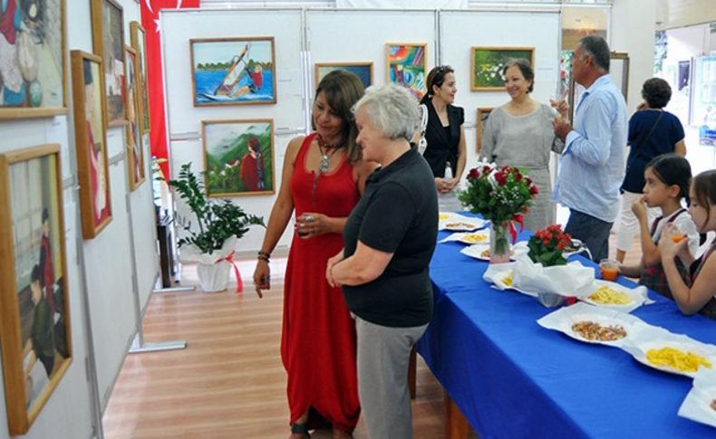'Kırmızılı Kadınlar' segisi Foça'da açıldı