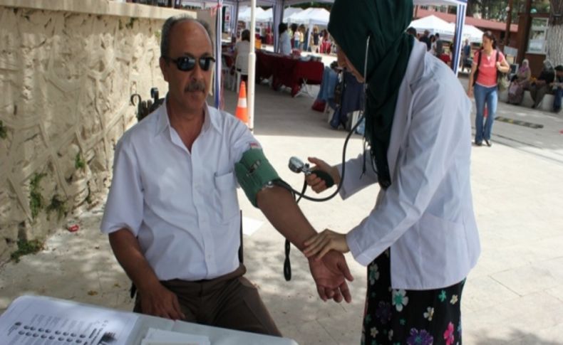 Aşırı sıcaklarda günde 12 bardak su içmek şart