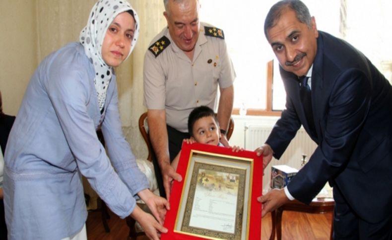 Astsubay Kurtoğlu’nun Şehadet Beratı ailesine verildi