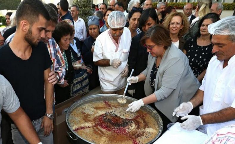 Aşure kazanları Konak Meydanı’nda kaynadı
