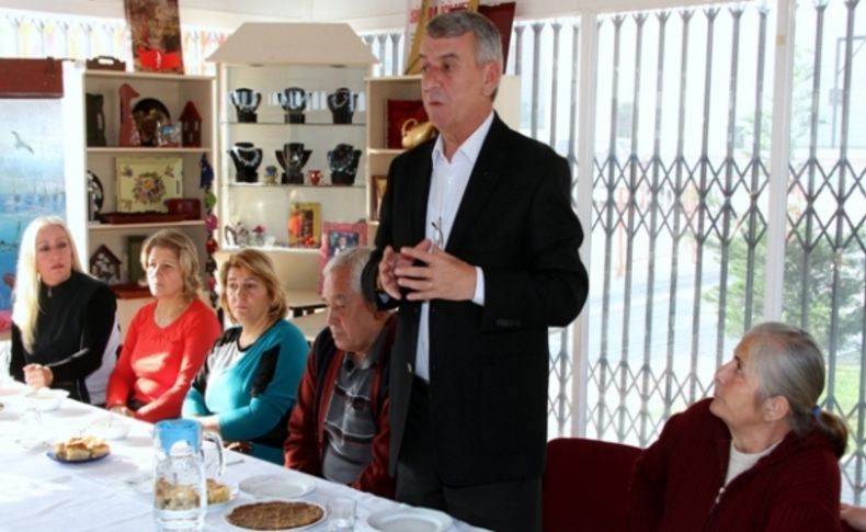‘Aşure Günü’nde tatlı yiyip, tatlı konuştular