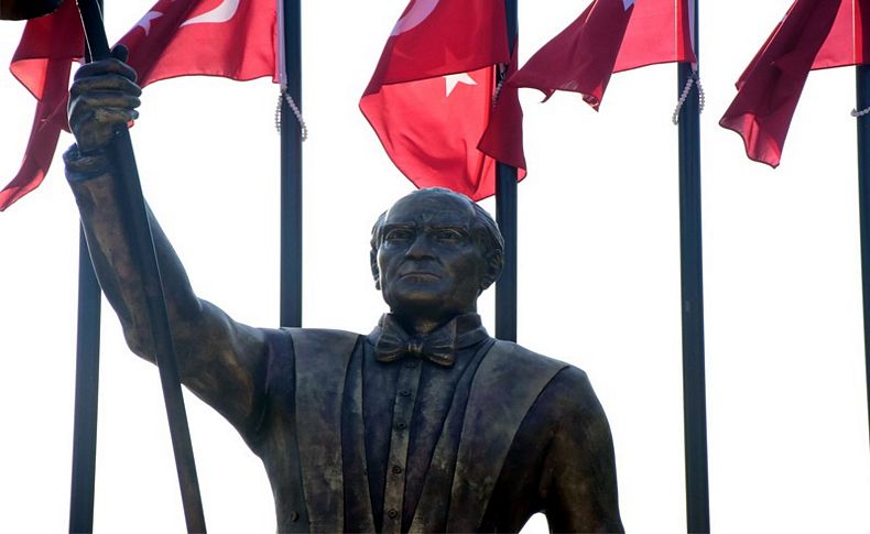 Atatürk'e benzemeyen heykel yeniden tasarlanacak