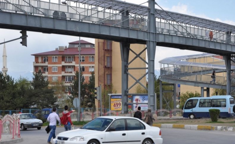 Atatürk Üniversitesi önündeki yaya üst geçidi kullanılmıyor