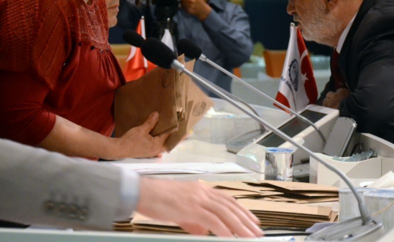 ATO ve ASO başkanları aynı gün güven tazeledi