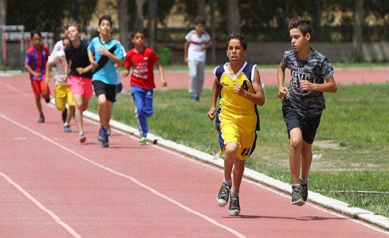 Minik atletler pistin tozunu attı