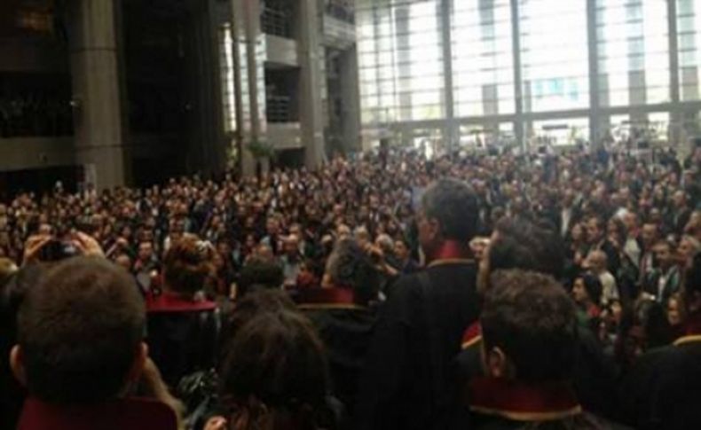 Avukatlardan adliyede gözaltına protesto