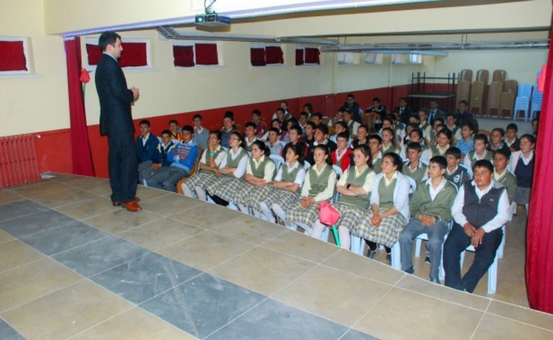 Aydıncıkta ortaokul öğrencilerine meslek seçimi semineri verildi