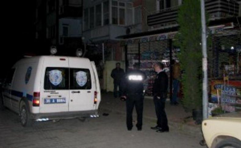 Kürekle işyerini kapatan esnafa saldırdı