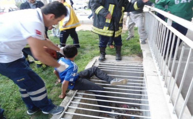 Bacağı sıkışan çocuğu itfaiye kurtardı