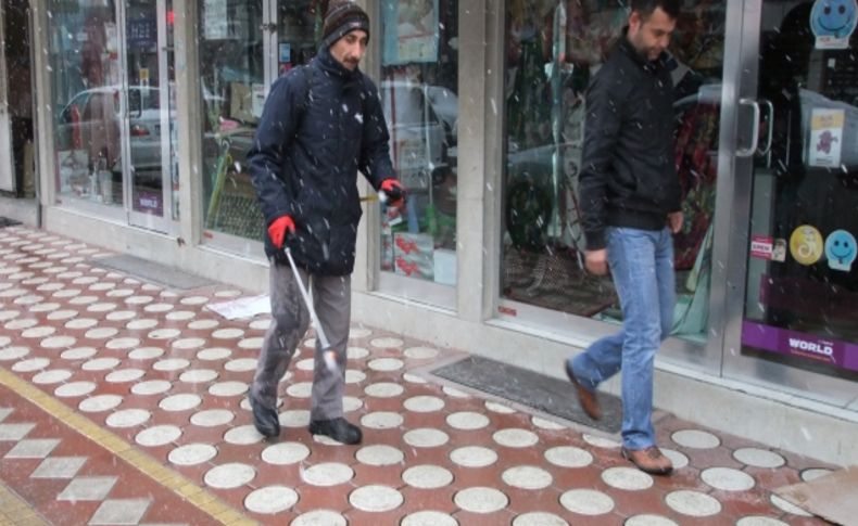 Bafra’da kaldırımlar ilaçlanıyor